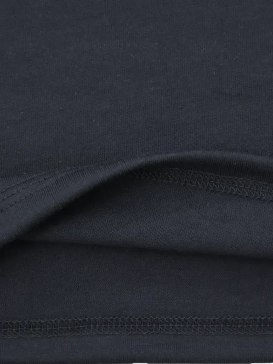 Detalle de la tela y la costura reforzada de una playera OUTLIFT